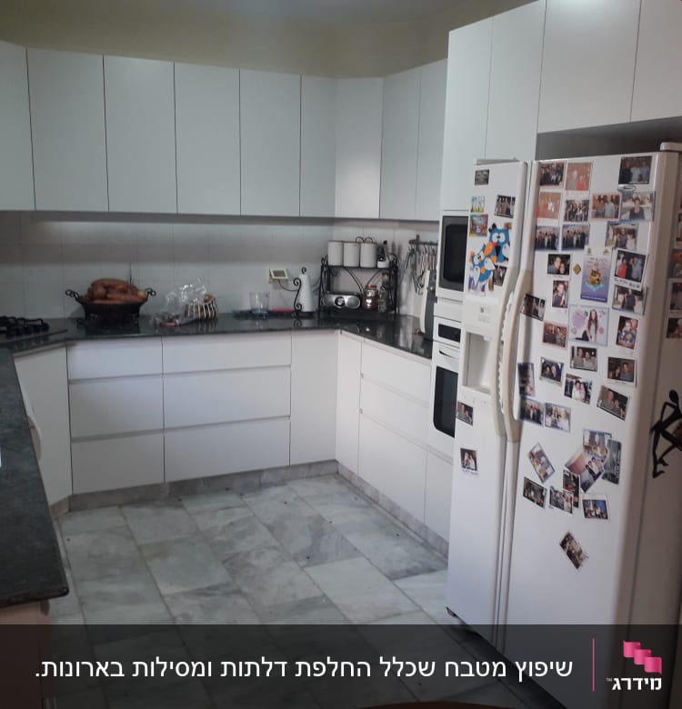 מטבח עם ארונות לבנים, מקרר ותנור בילט אין